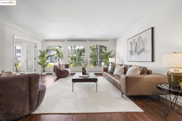 5405 Carlton St, Oakland CA: https://media.crmls.org/mediaz/e6972029-b433-4a2b-8fb9-c6675aff78ab.jpg