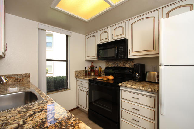 Image 15 of 47 For 43376 Cook Street 91