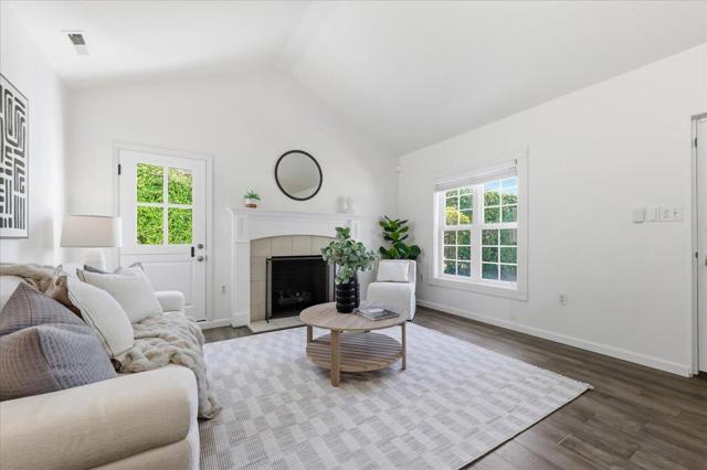 1019 Riverton Drive, San Carlos CA: https://media.crmls.org/mediaz/e6982ebd-cae8-4640-88d7-343f972b72d8.jpg