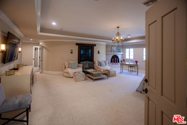 3501 Caribeth Drive, Encino CA: https://media.crmls.org/mediaz/e698f898-d926-464a-8d0a-ed9ab66a5349.jpg