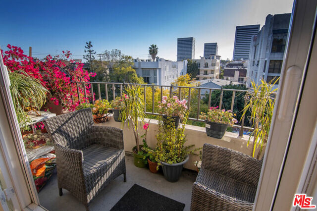 1650 Veteran Avenue, Los Angeles CA: https://media.crmls.org/mediaz/e6995d15-2d94-4d03-9a9f-881e220df5f9.jpg