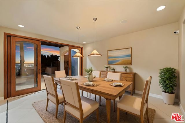 1740 Carla, Beverly Hills CA: https://media.crmls.org/mediaz/e69b2b00-5038-4dc6-b983-0909c46f6fa0.jpg