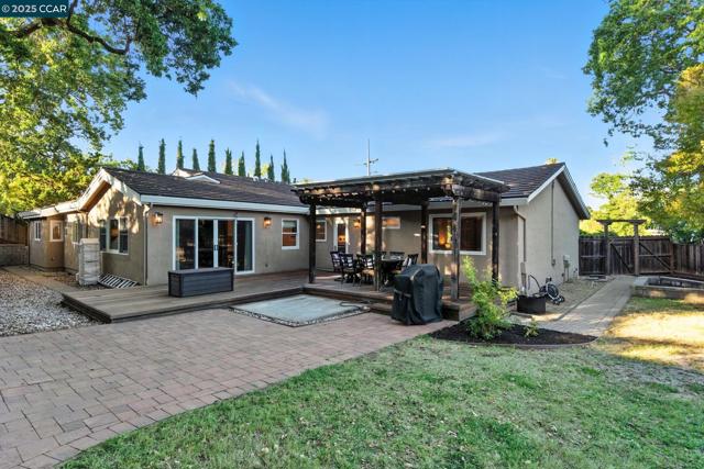 15 Ardmore Ct, Pleasant Hill CA: https://media.crmls.org/mediaz/e69bc97b-872d-4a26-9a98-7d767b778637.jpg