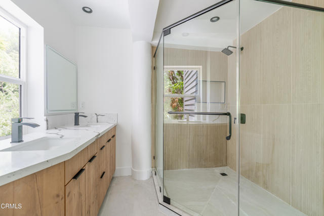 Detail Gallery Image 15 of 21 For 2409 Yorkshire Dr, Los Angeles,  CA 90065 - 3 Beds | 2/1 Baths