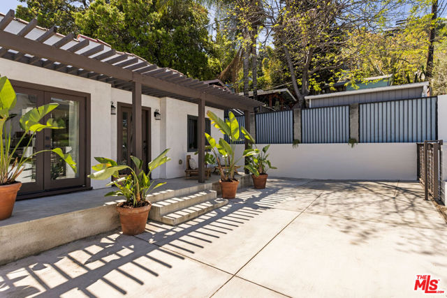 4876 Eldred Street, Los Angeles CA: https://media.crmls.org/mediaz/e69c4326-7154-4a9a-b733-d0bfaea28cf8.jpg