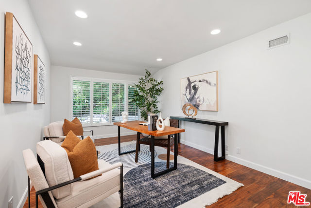 4450 Coronet Drive, Encino CA: https://media.crmls.org/mediaz/e69e92f2-436e-4da6-8028-2334f5281b77.jpg