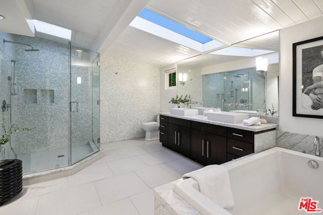 1415 Braeridge Drive, Beverly Hills CA: https://media.crmls.org/mediaz/e69f81c0-6813-467e-9c19-6ed051c642ee.jpg