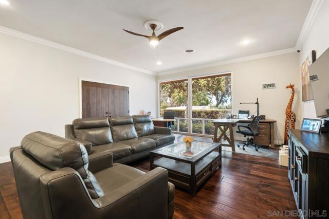 8874 La Jolla Scenic Dr N, La Jolla CA: https://media.crmls.org/mediaz/e6a01189-17d7-4a7d-876e-4b7e0ff047c4.jpg