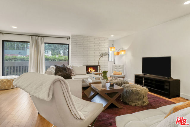 858 12th Street, Santa Monica CA: https://media.crmls.org/mediaz/e6a03cf7-4158-4535-93a3-9a4d9565824f.jpg