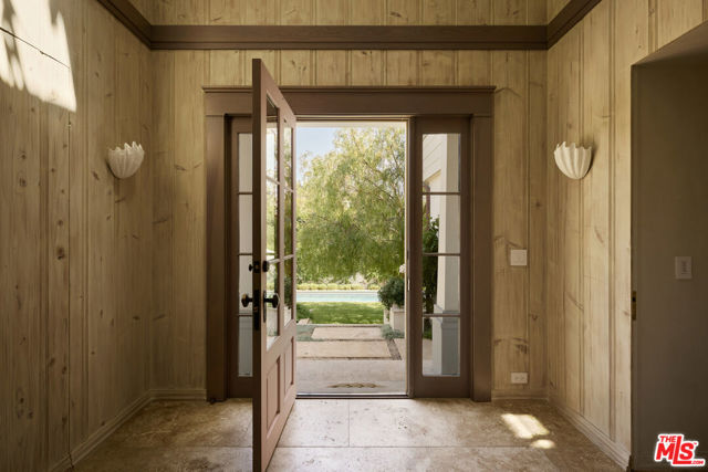 239 W Channel Road, Santa Monica CA: https://media.crmls.org/mediaz/e6a03f85-8d7e-4db3-8145-e2ab1d397463.jpg