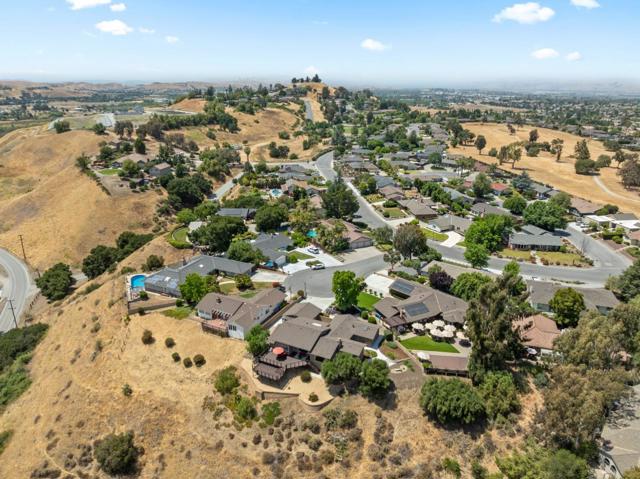 38 Barbras Court, Hollister CA: https://media.crmls.org/mediaz/e6a14c2f-6186-41b5-9437-d19d7fd97e0a.jpg