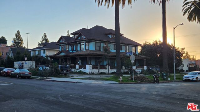 3977 S Budlong Avenue, Los Angeles CA: https://media.crmls.org/mediaz/e6a29847-9ee5-4fed-96a8-1265acc0d3c0.jpg