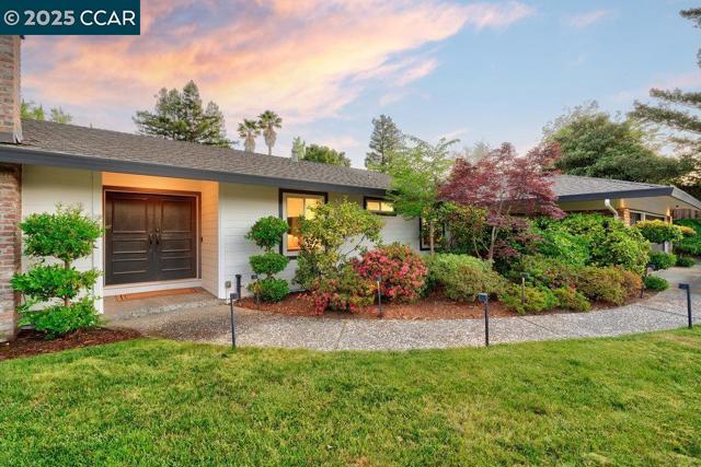 314 Draeger Dr, Moraga CA: https://media.crmls.org/mediaz/e6a2bdea-c422-49a3-9496-46dcdcbba286.jpg