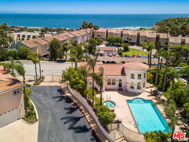 23949 De Ville Way, Malibu CA: https://media.crmls.org/mediaz/e6a3149c-367d-4455-9adf-1cb9357e30b9.jpg
