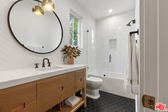 726 N Alta Vista Boulevard, Los Angeles CA: https://media.crmls.org/mediaz/e6a40027-1dd6-43d8-9796-8e0329650a7a.jpg