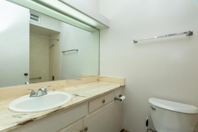 6333 La Jolla Blvd, La Jolla CA: https://media.crmls.org/mediaz/e6a515af-0029-4972-af4c-ff0060949588.jpg