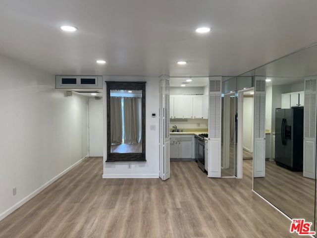 800 W 1st Street, Los Angeles CA: https://media.crmls.org/mediaz/e6a55786-cd94-4819-9184-c91d48d6ef14.jpg