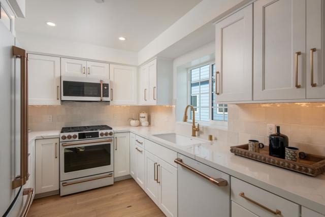 545 Orange Ave, Coronado CA: https://media.crmls.org/mediaz/e6a5ad3c-0e6b-4454-912d-b8d160129d65.jpg