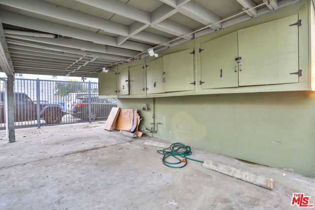 2207 Ocean Front Walk, Venice CA: https://media.crmls.org/mediaz/e6a64999-27d3-431e-8684-994ffcb26d42.jpg
