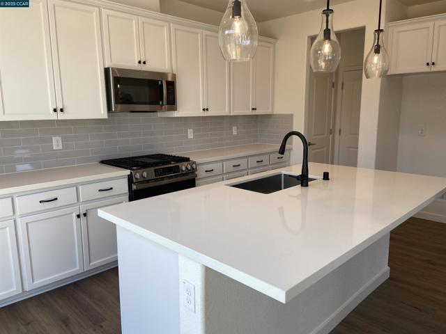 4786 Cantrell Dr, Folsom CA: https://media.crmls.org/mediaz/e6a66102-3714-44f2-bce9-6b694df8de4e.jpg
