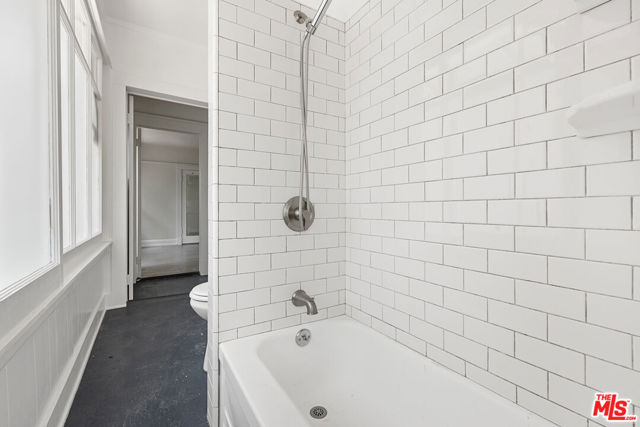 45 Breeze Avenue, Venice CA: https://media.crmls.org/mediaz/e6a6a43b-2911-4b04-b9d2-240dab26ea23.jpg
