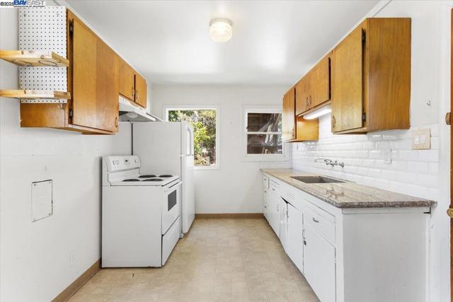 2255 Lincoln Ave., Alameda CA: https://media.crmls.org/mediaz/e6a6a79c-7f5d-48ef-9b94-47ca38af4ad0.jpg