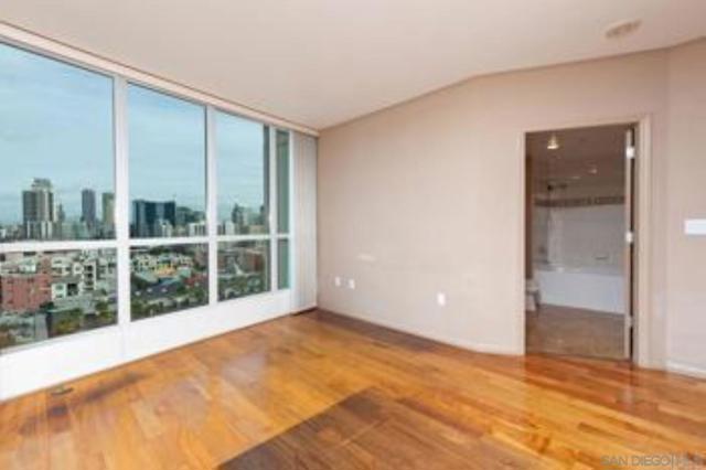 555 Front St, San Diego CA: https://media.crmls.org/mediaz/e6a6fec1-c128-4fee-9d38-87d899123ae4.jpg