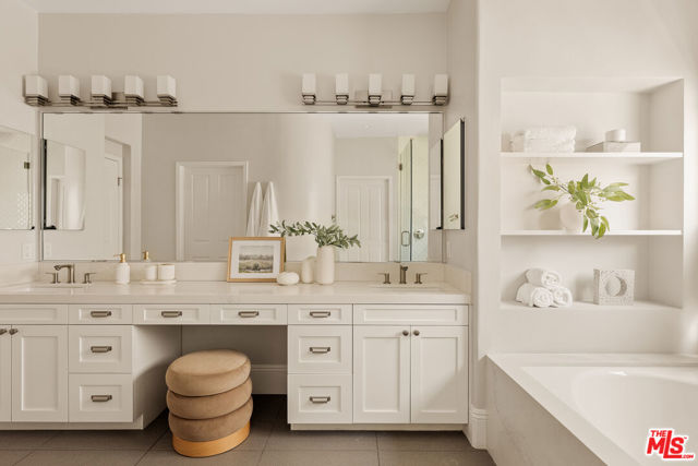 6592 Kentwood Bluffs Drive, Los Angeles CA: https://media.crmls.org/mediaz/e6a73026-f5fd-434a-a2b9-70622946dcf1.jpg