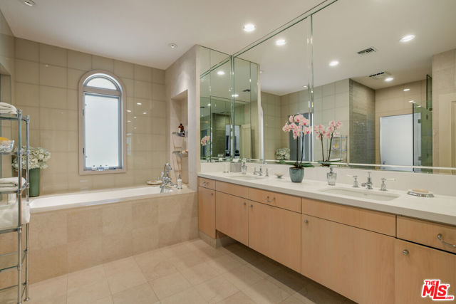 10104 Empyrean Way, Los Angeles, California 90067, 2 Bedrooms Bedrooms, ,2 BathroomsBathrooms,Condominium,For Sale,Empyrean,24426931