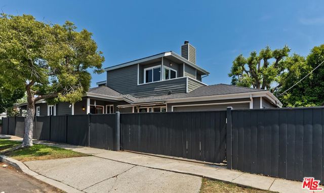 3201 Maplewood Avenue, Los Angeles CA: https://media.crmls.org/mediaz/e6a82d1e-0d0f-4860-a296-5e355566e059.jpg