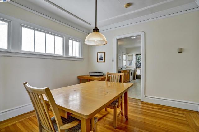 5378 Broadway, Oakland CA: https://media.crmls.org/mediaz/e6a8394e-fc00-493d-8bc2-a4ec2998bb52.jpg