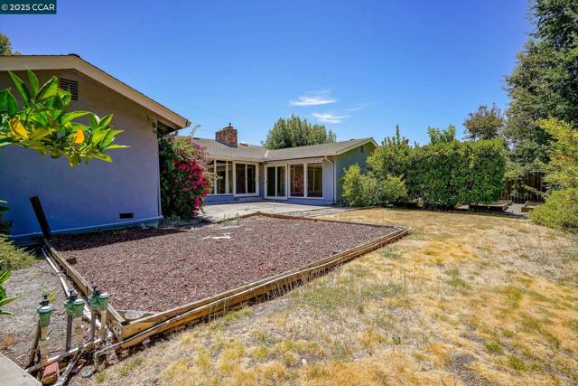 1801 Whitman Rd, Concord CA: https://media.crmls.org/mediaz/e6a89528-3c49-45f7-b238-2ab308778023.jpg