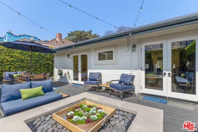 725 N Harvard Boulevard, Los Angeles CA: https://media.crmls.org/mediaz/e6a97026-fdd7-40a4-982c-e6bddd097ff6.jpg