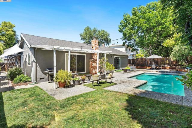 1001 Crellin Rd, Pleasanton CA: https://media.crmls.org/mediaz/e6a9e930-7b1d-4215-80cc-59949d1f8534.jpg
