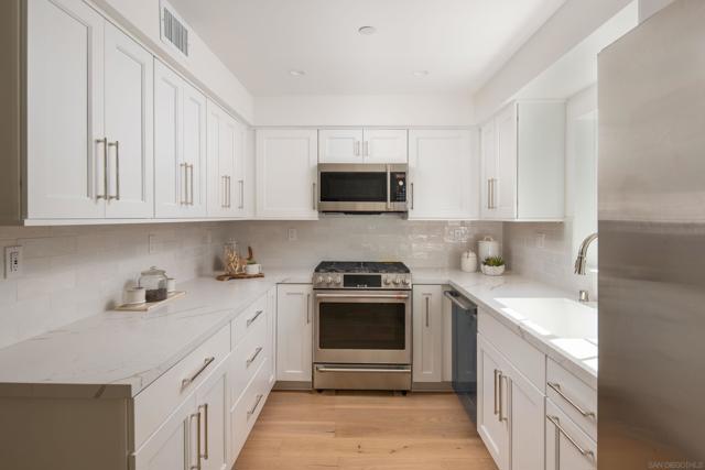 541 Orange Ave, Coronado CA: https://media.crmls.org/mediaz/e6aa324a-30fc-479f-b903-26ac358ee66d.jpg
