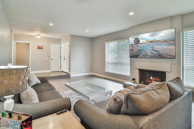 168 E Gainsborough Road, Thousand Oaks CA: https://media.crmls.org/mediaz/e6aa4057-8800-4afc-a799-14fd0518d9dd.jpg