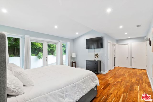 436 Levering Avenue, Los Angeles CA: https://media.crmls.org/mediaz/e6aa6a48-ea75-4335-86ef-e1224520a0d6.jpg