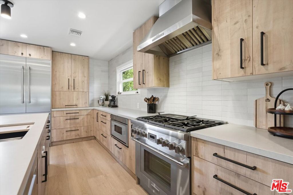 https://media.crmls.org/mediaz/e6aa7f4e-0796-48ca-afb6-262840f7dbb0.jpg?preset=X-Large