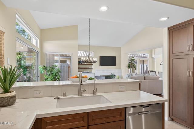 28 San Bernardino Avenue, Ventura CA: https://media.crmls.org/mediaz/e6aaeb1b-c672-42dd-8eae-92870e5b38a1.jpg