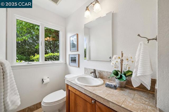 3159 Lucas Dr, Lafayette CA: https://media.crmls.org/mediaz/e6acdf13-d926-4a2b-8eed-055e04ac95aa.jpg