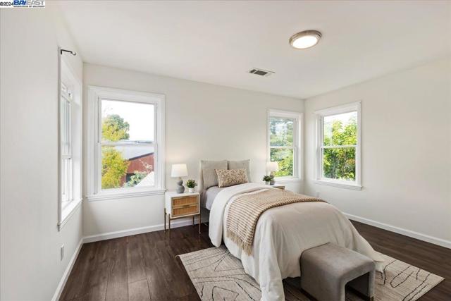955 Virginia St, Berkeley CA: https://media.crmls.org/mediaz/e6ace17c-e96a-42cf-9239-e393720a7e8e.jpg