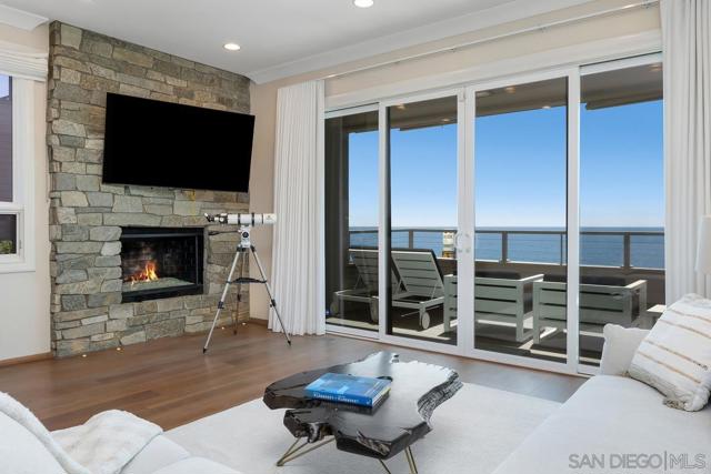 270 Surfview Ct, Del Mar CA: https://media.crmls.org/mediaz/e6ad63f7-34ba-4ec5-b2d4-1ce81955a2bf.jpg