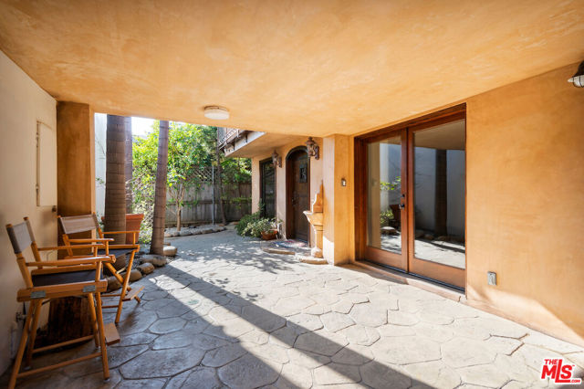 667 Santa Clara Avenue, Venice CA: https://media.crmls.org/mediaz/e6ada339-2e29-48ae-9fb6-78fca6f0c399.jpg
