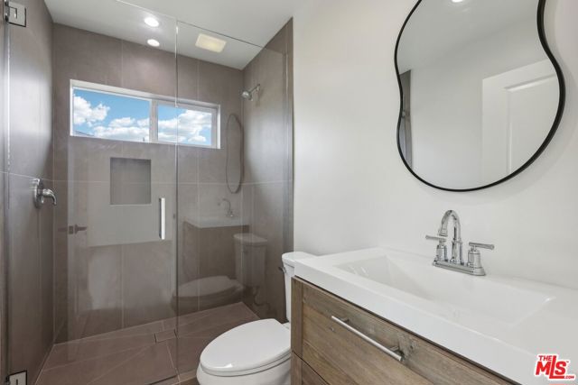 6731 Delco Avenue, Winnetka CA: https://media.crmls.org/mediaz/e6ae899e-1ece-4d26-aca0-30bb81b6d311.jpg