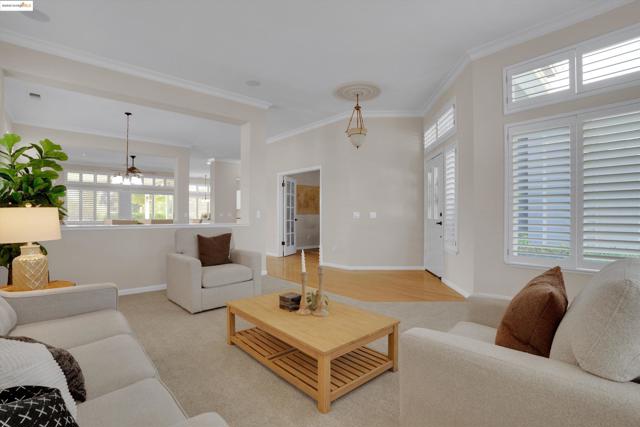 540 Central Park Pl, Brentwood CA: https://media.crmls.org/mediaz/e6ae8d48-aae8-40e7-8c31-15d5a58f97ec.jpg