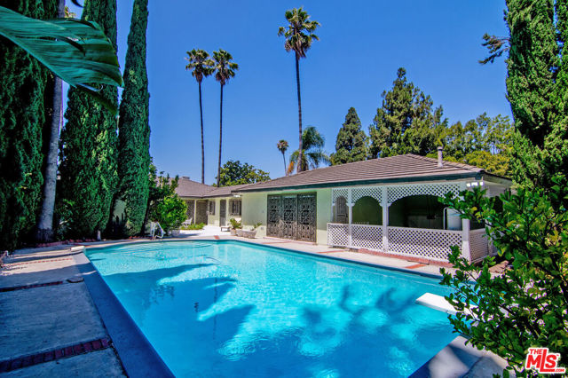 180 N Highland Avenue, Los Angeles CA: https://media.crmls.org/mediaz/e6aedd5a-6b36-4c51-b188-f7bdc9a81976.jpg