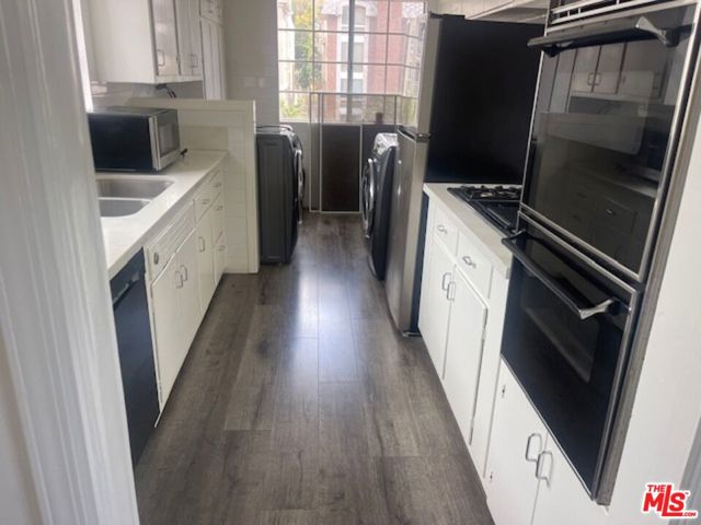 1845 1845 1/2 S South Beverly Glen Boulevard, Los Angeles CA: https://media.crmls.org/mediaz/e6af46f9-d4e5-4a8d-be80-e527e15c5f3b.jpg
