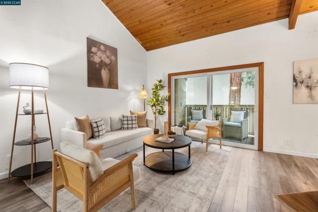 2720 Oak Rd, Walnut Creek CA: https://media.crmls.org/mediaz/e6af9415-f660-481f-811c-3bfafaac8367.jpg