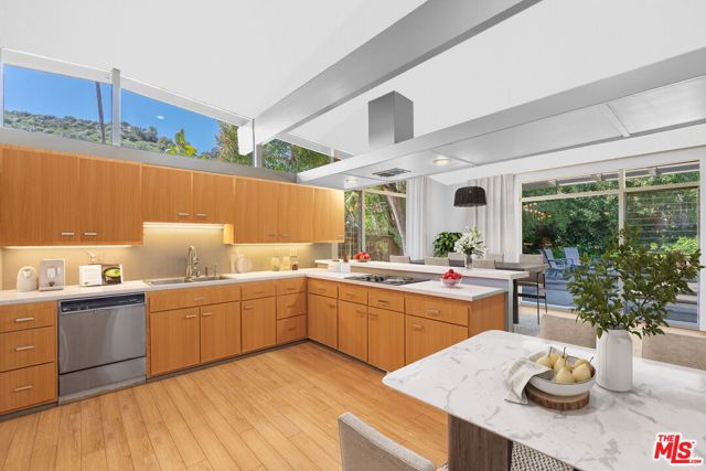 7545 Kimdale Lane, Los Angeles CA: https://media.crmls.org/mediaz/e6b068f9-7145-4a46-964e-387e70390230.jpg