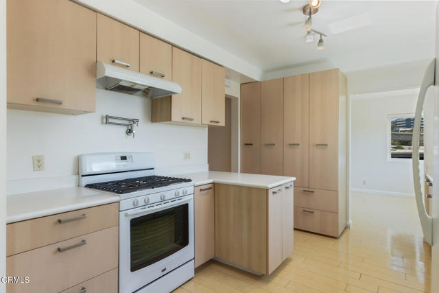 Detail Gallery Image 14 of 40 For 1932 Hilldale Dr, La Canada Flintridge,  CA 91011 - 4 Beds | 2/1 Baths